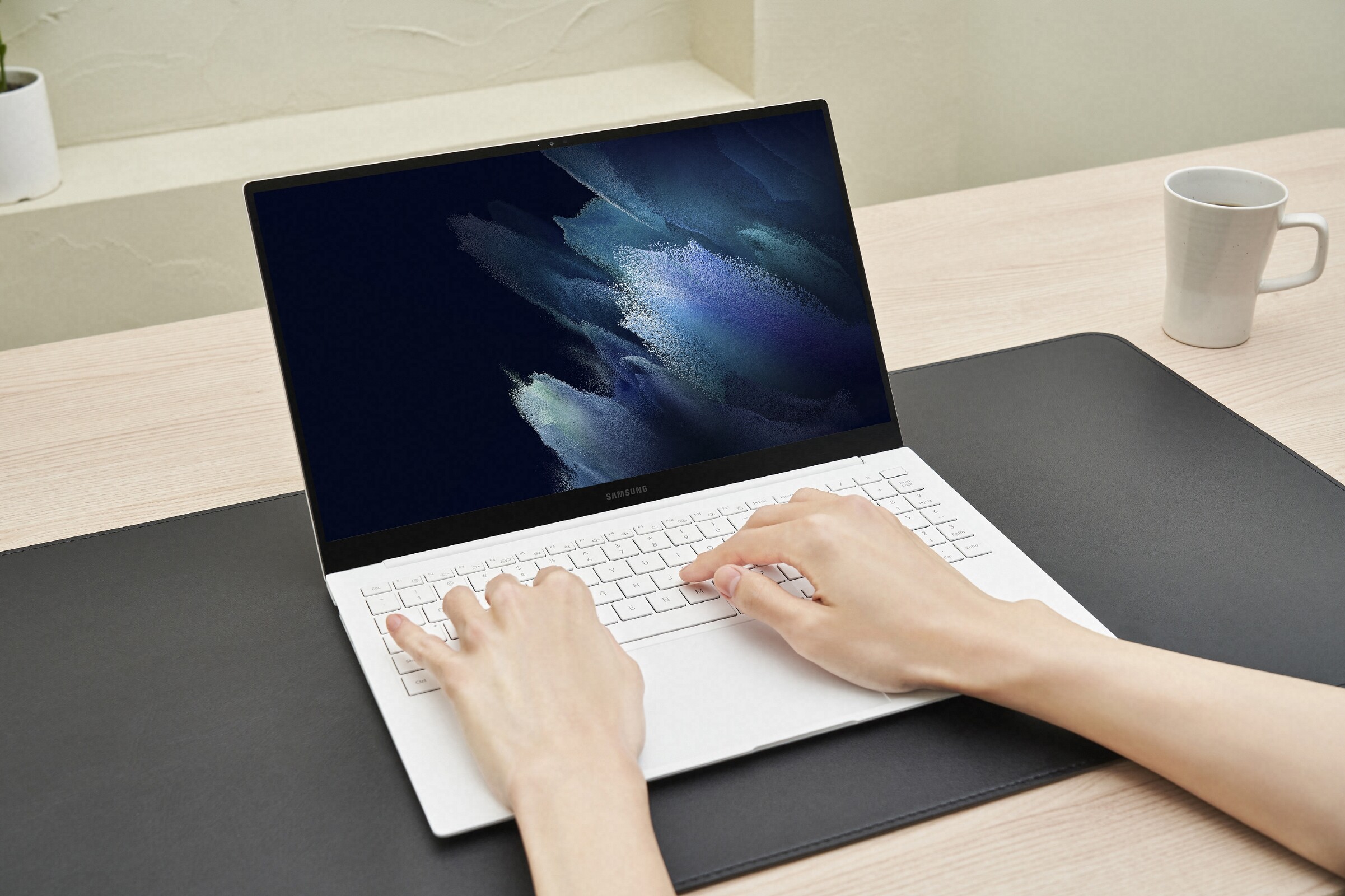 מחשב נייד מדהים Samsung Galaxy Book Pro במחיר הזיה! csm_Galaxy_Book_Pro_15inch_MysticSilver_HandsOn_2_210417090104_329b565bf7