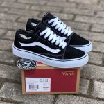 נעלי הסניקרס האייקוניות Vans Old Skool בחיתוך מחיר עצבני!