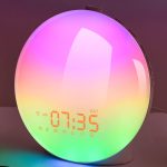 שעון זריחה מעורר הכולל RGB, שעון מעורר, רדיו FM ועוד במשלוח חינם!
