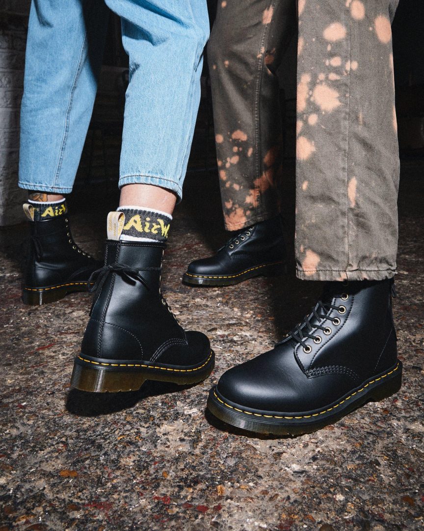 מגפי ד”ר מרטינס טבעוניות Dr. Martens Vegan 1460 לגברים ונשים במחיר אש! dr-martens-vegan-1460-felix-lace-up-boots-black-womensmens-originals