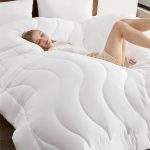 שמיכת פוך אלטרנטיבית לנוצות Bedsure לכל העונות בגודל קווין סייז במחיר מדהים ושילוח חינמי לגמרי!