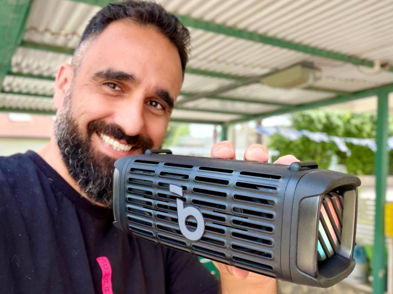 גבר מחזיק רמקול אלחוטי אולטרה עמיד אנקר Anker Soundcore Boom 3i