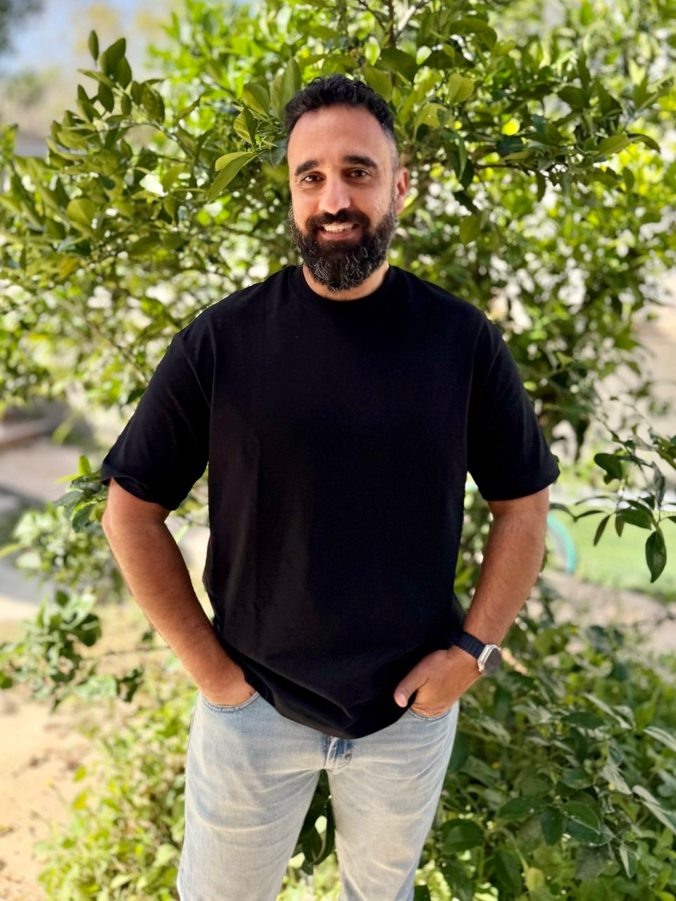 גבר לובש חולצת טי שירט WAVLATII שחורה מכותנה כבדה - יושבת פגז על הגוף