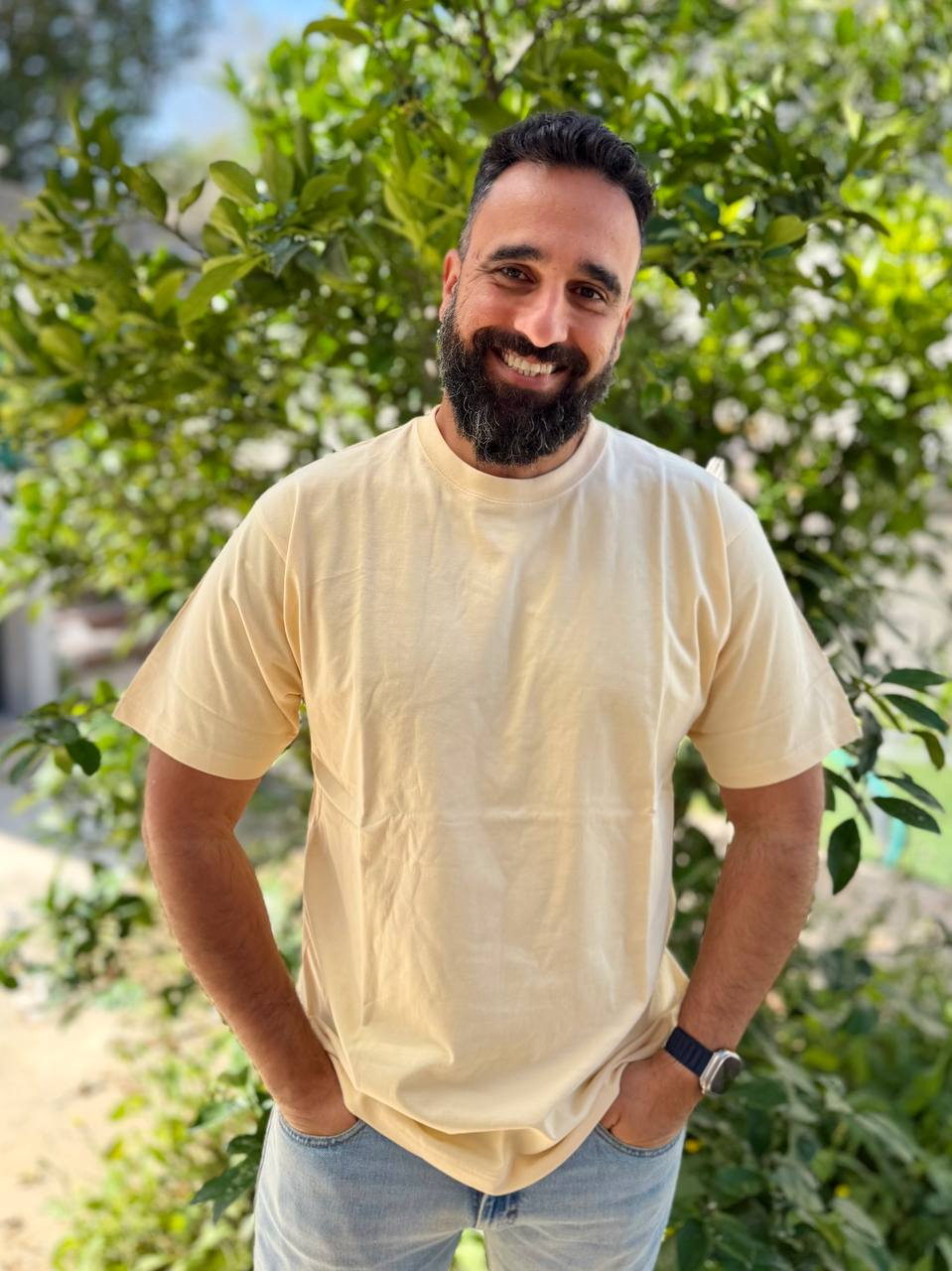 גבר לובש חולצת טי שירט Dukeen מכותנה כבדה בצבע בז בגזרת Oversized