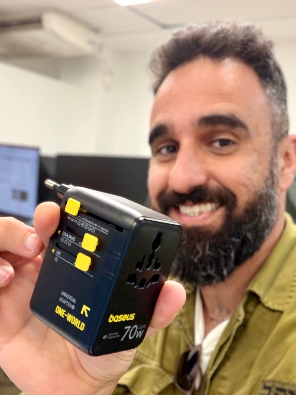 גבר מציג מתאם חשמל אוניברסלי Baseus EnerCore CG11