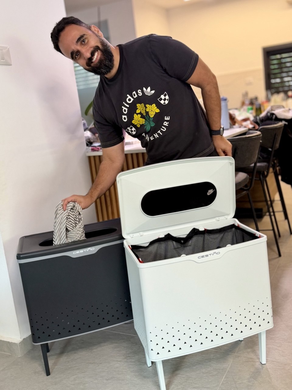 גבר זורק כביסה לסל כביסה ססטינו CESTINO