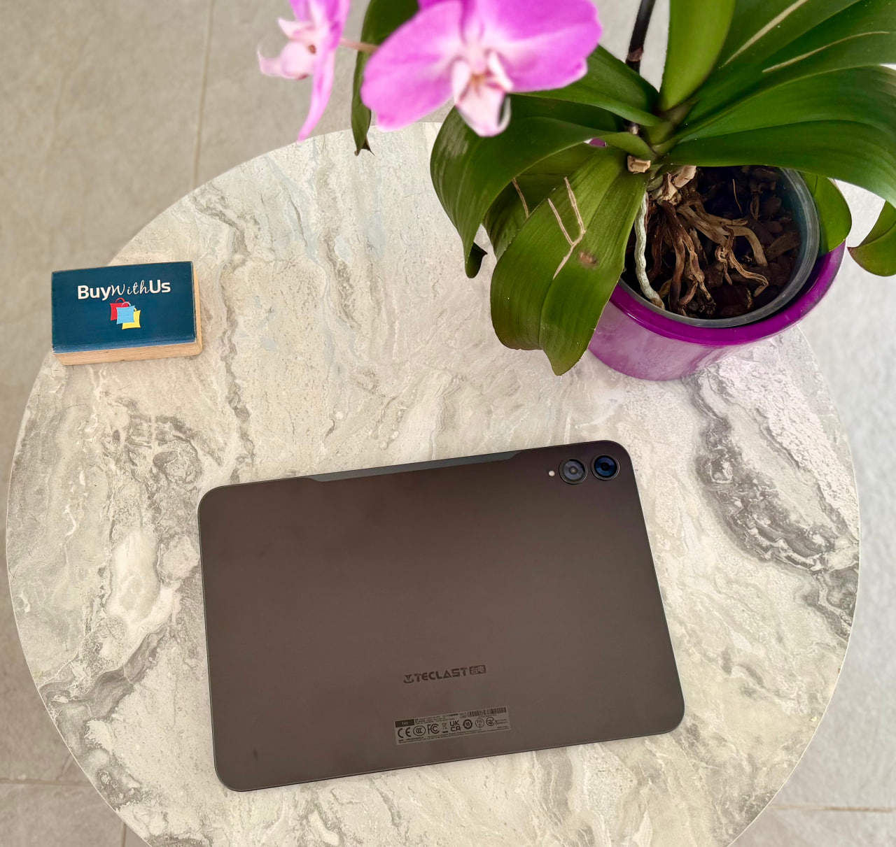 טאבלט ענק Teclast T65 13.4" 2K 120Hz עם תמיכה ב-LTE מונח על שולחן