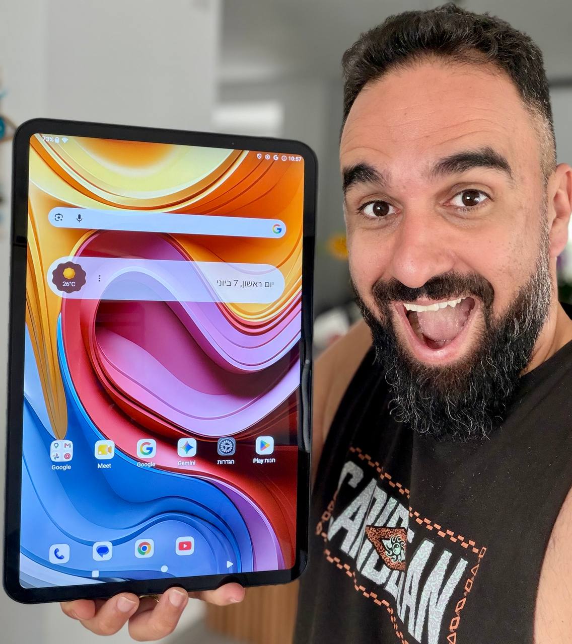 טאבלט ענק Teclast T65 13.4" 2K 120Hz עם תמיכה ב-LTE – סקירה ומחיר סייל גבר מחזיק טאבלט ענק Teclast T65 13.4" 2K 120Hz עם תמיכה ב-LTE