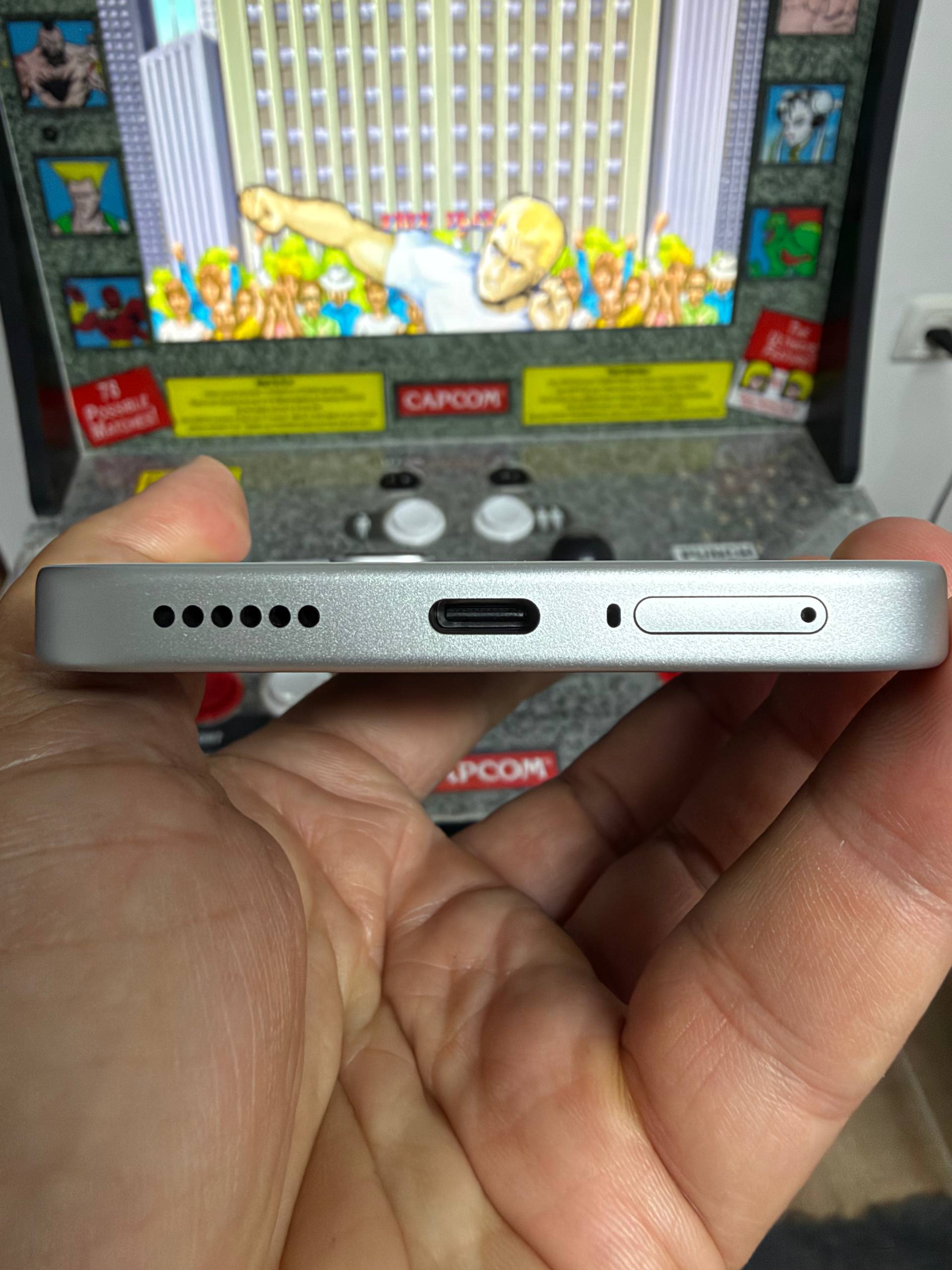תחתית POCO X8 5G: יציאת USB-C, רמקול ומגש SIM