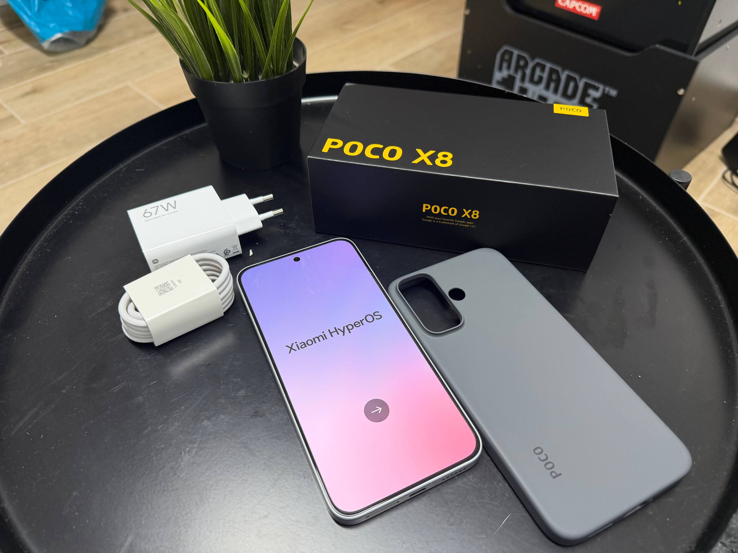 פתיחת אריזה POCO X8 5G: מסך HyperOS, מטען 67W, כבל וכיסוי