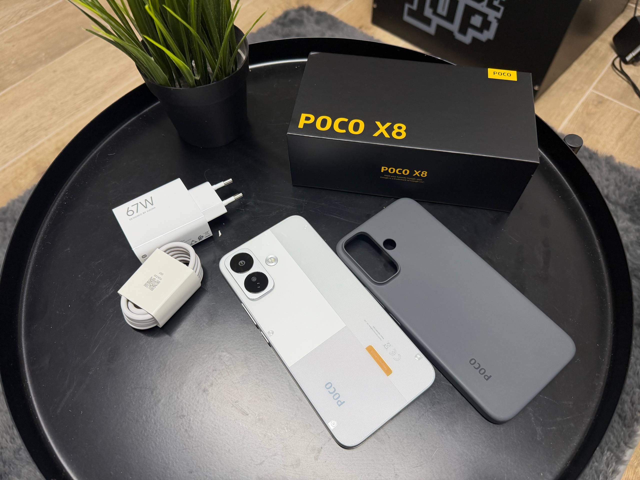 POCO X8 5G בצבע לבן עם קופסה, מטען 67W, כבל וכיסוי POCO