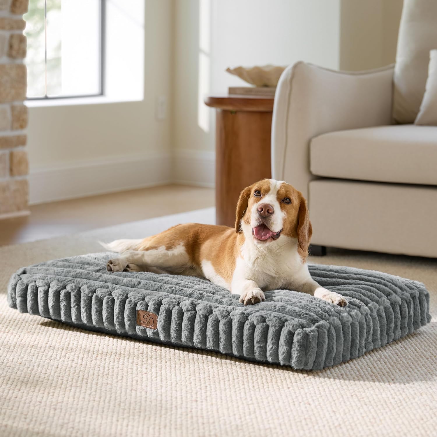 כלב שוכב על מיטת Bedsure ComfyFleece בצבע אפור עם פרוות קורדרוי רכה, על שטיח בסלון