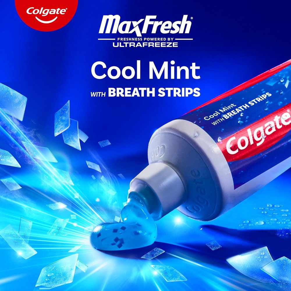 משחת שיניים Colgate MaxFresh בטעם מנטה קרירה עם פסי רענון, על רקע כחול