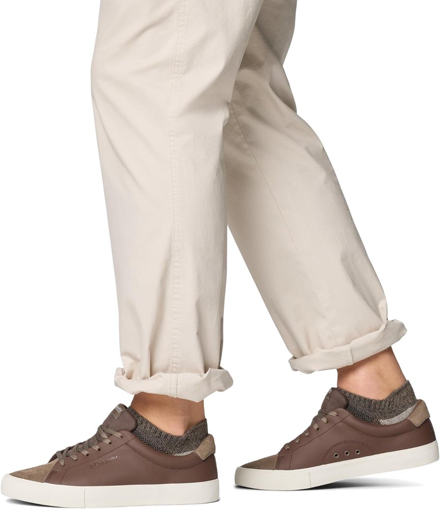 נעלי סניקרס Columbia לגברים PFG Bonehead בצבע חום אספרסו על הרגליים עם מכנסיים בהירים