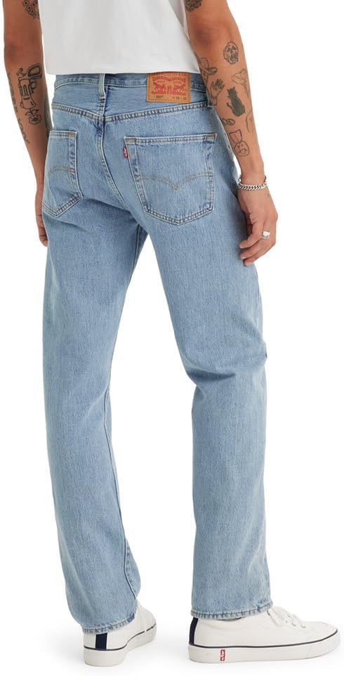 ג'ינס Levi's 501 Original Fit בגוון Light Stonewash במבט מאחור, עם תווית העור והכיסים האחוריים