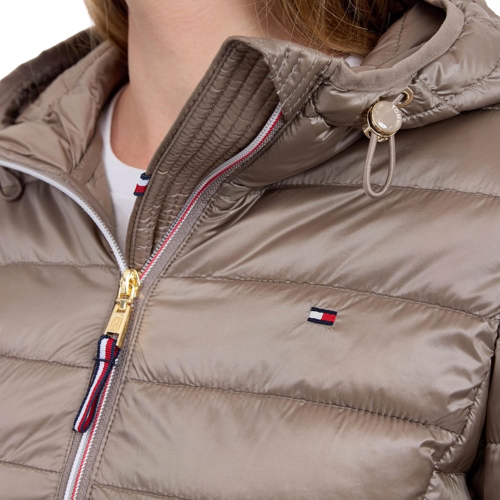 רוכסן מוזהב, שרוך קפוצ'ון ולוגו הדגל של Tommy Hilfiger על מעיל הפאפר בצבע טאופ