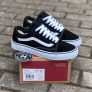 נעלי הסניקרס האייקוניות Vans Old Skool בחיתוך מחיר עצבני!