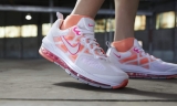 נעלי סניקרס לנשים Nike Air Max Genome במחיר הזיה!